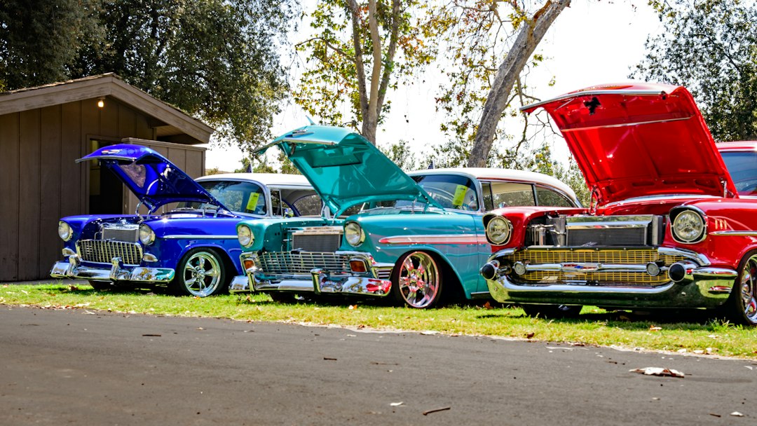 Carros clássicos coloridos reunidos em um encontro